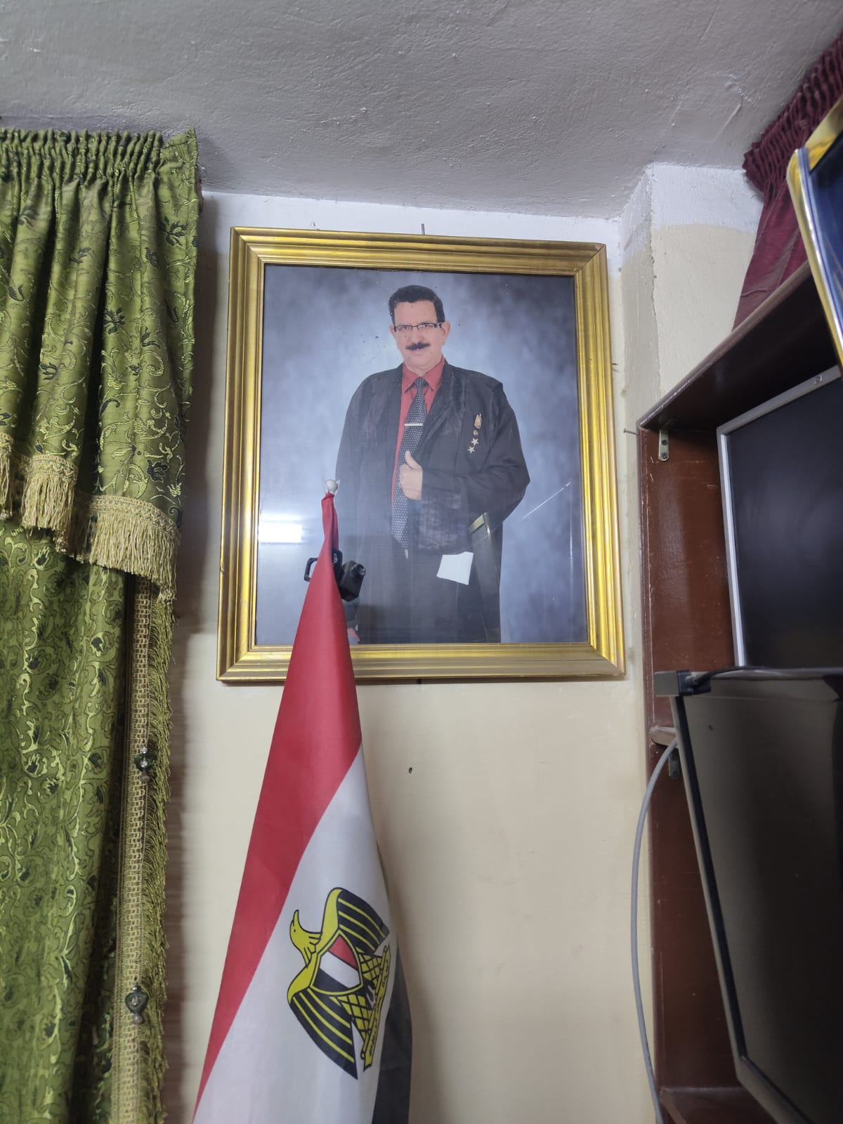 صورة مؤطرة للأستاذ علي جاد داخل المكتب